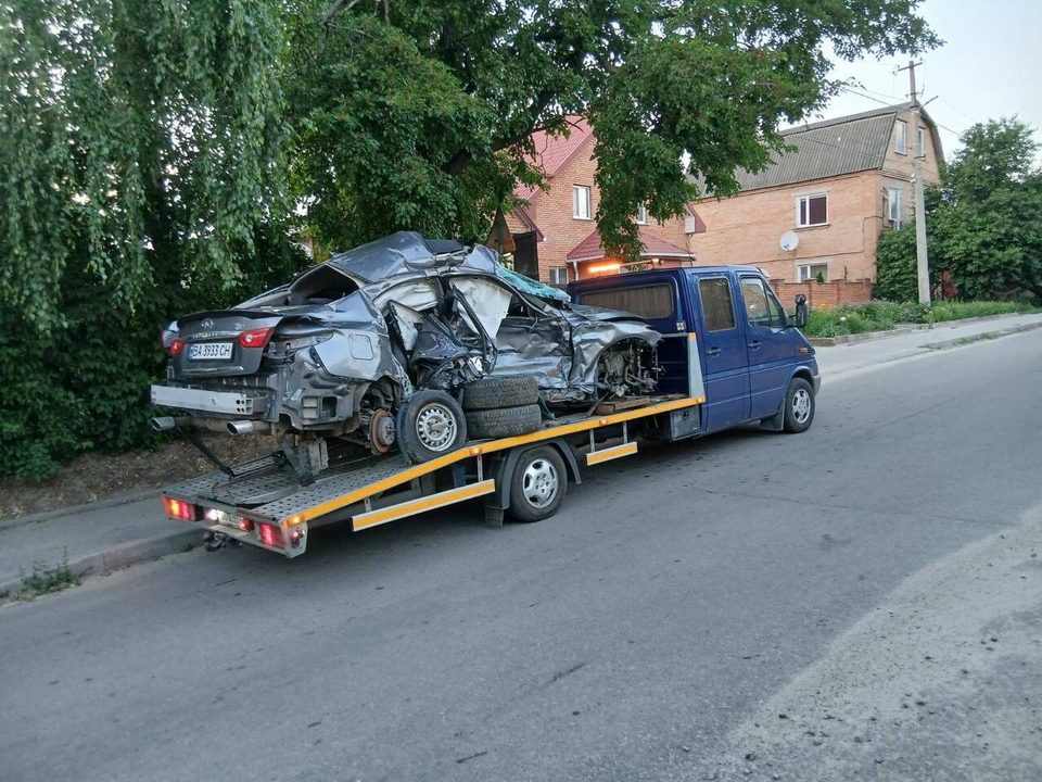 Сильно повреждённый автомобиль на эвакуаторе