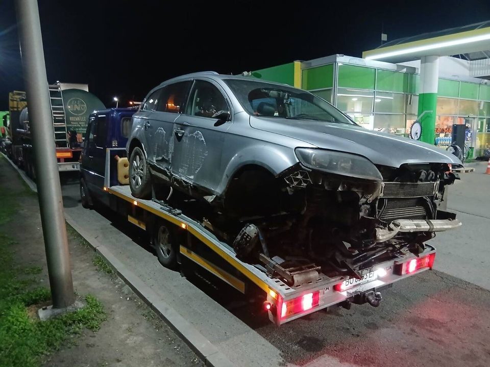 Ночной выезд с кроссовером после аварии